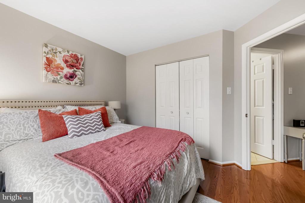 3964 FOREST VALLEY