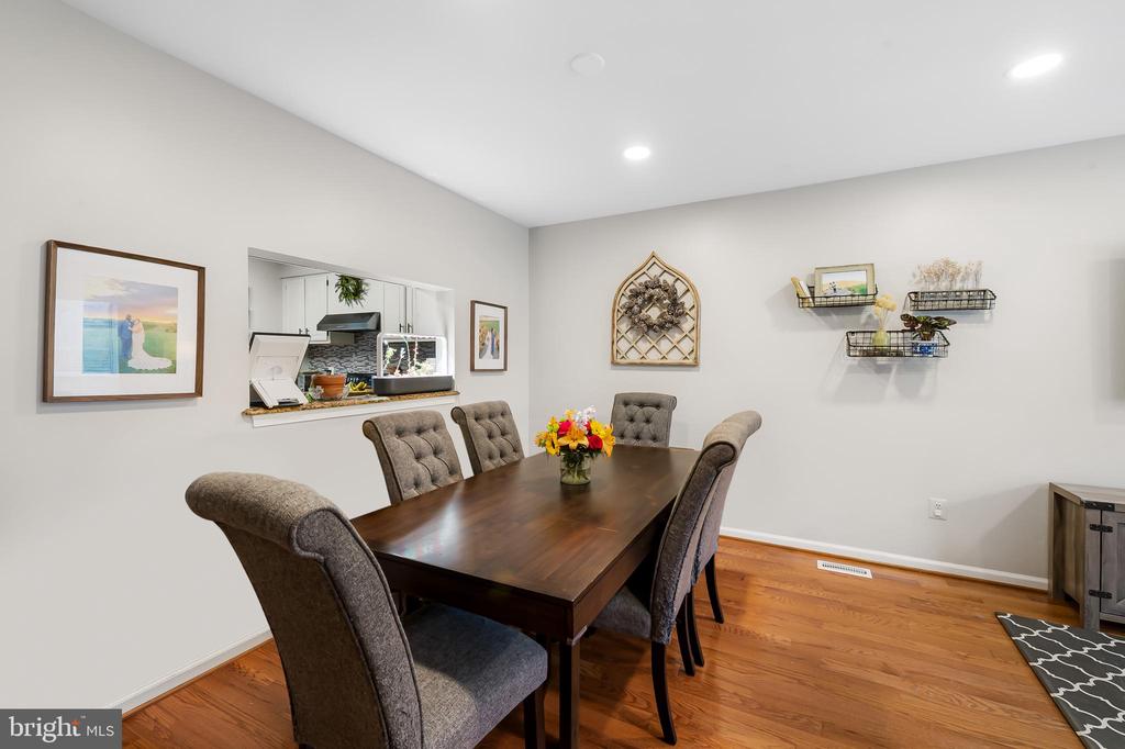 3964 FOREST VALLEY