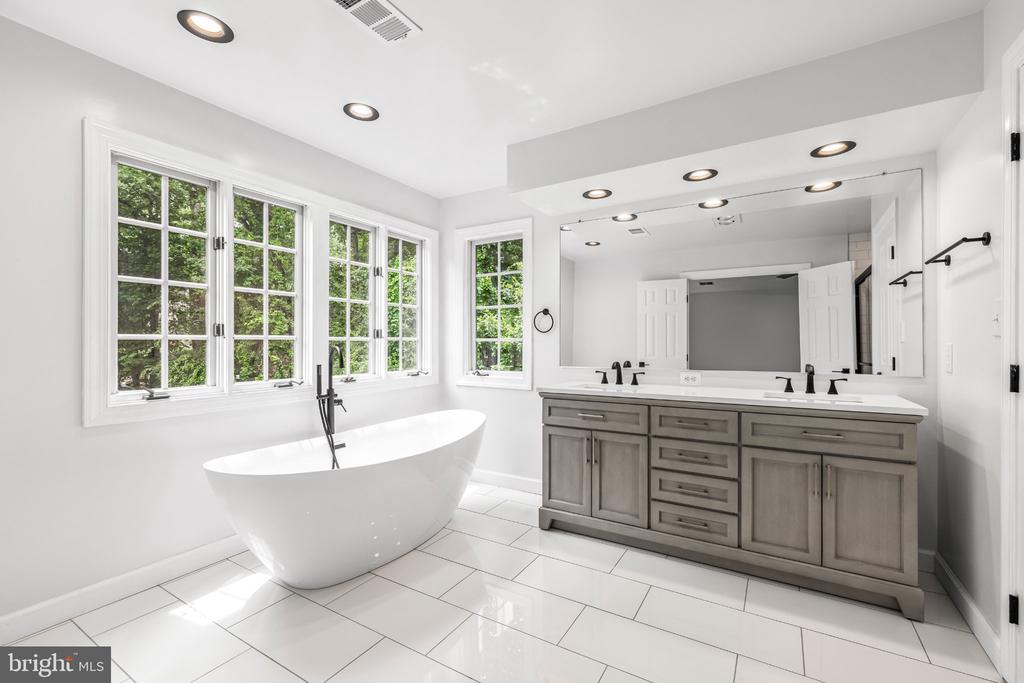 4 FALLING WATER COURT
