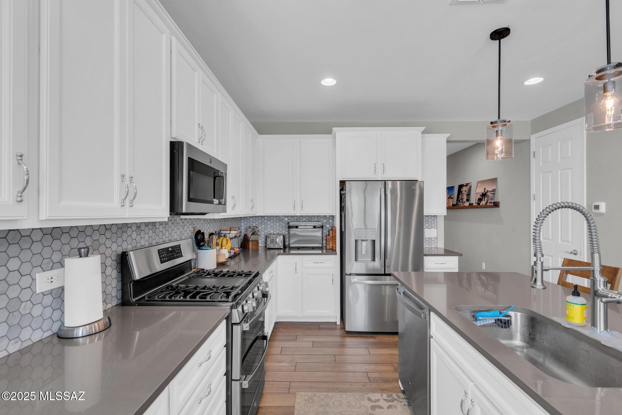 10865 W PLEASANT VIEW Drive