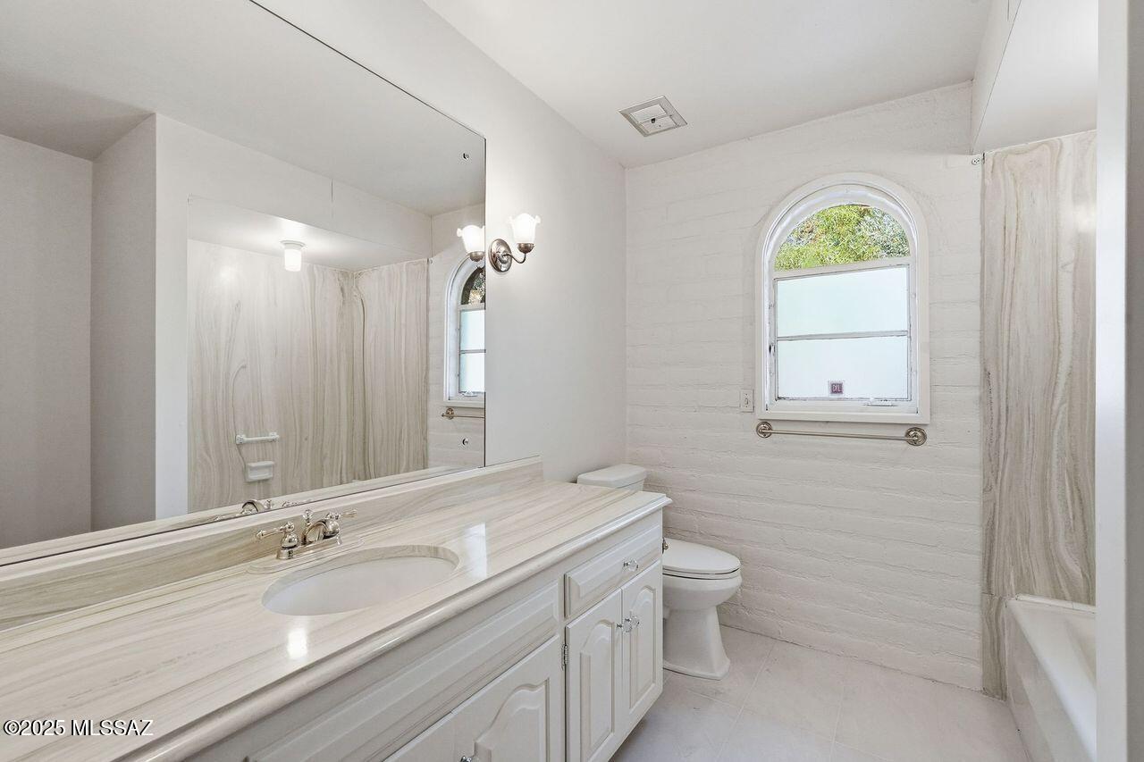 4730 E Apple Valley Drive