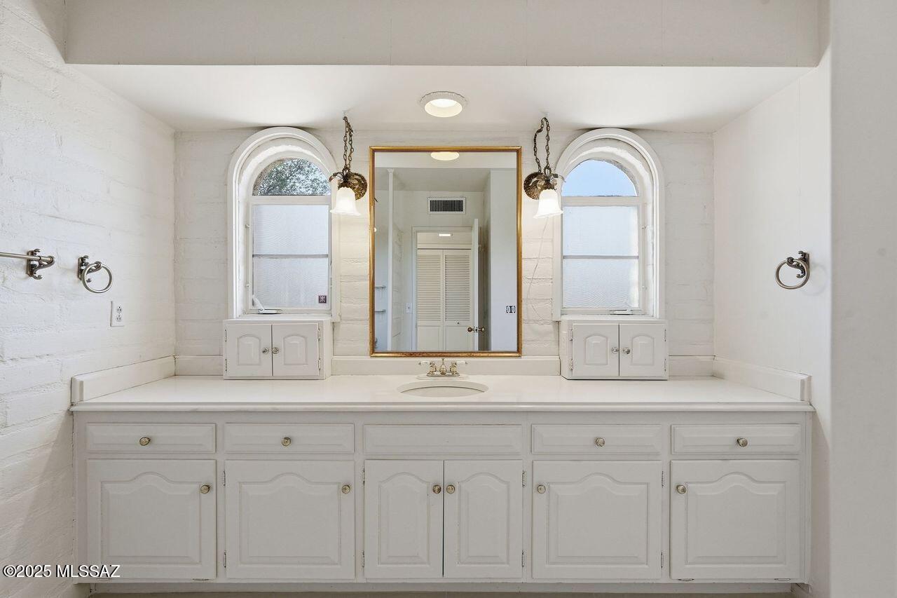 4730 E Apple Valley Drive