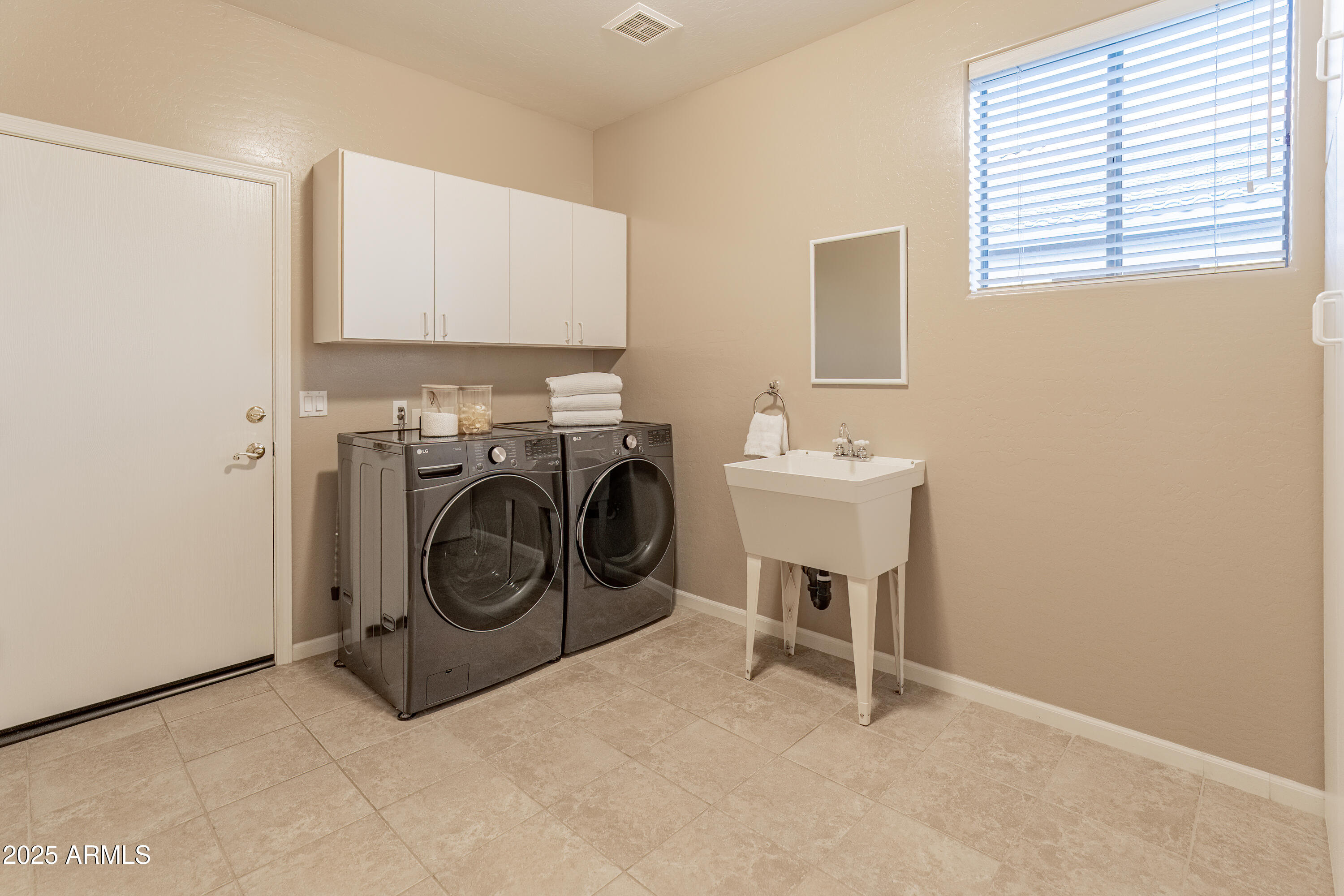 5117 E JUSTICA Street