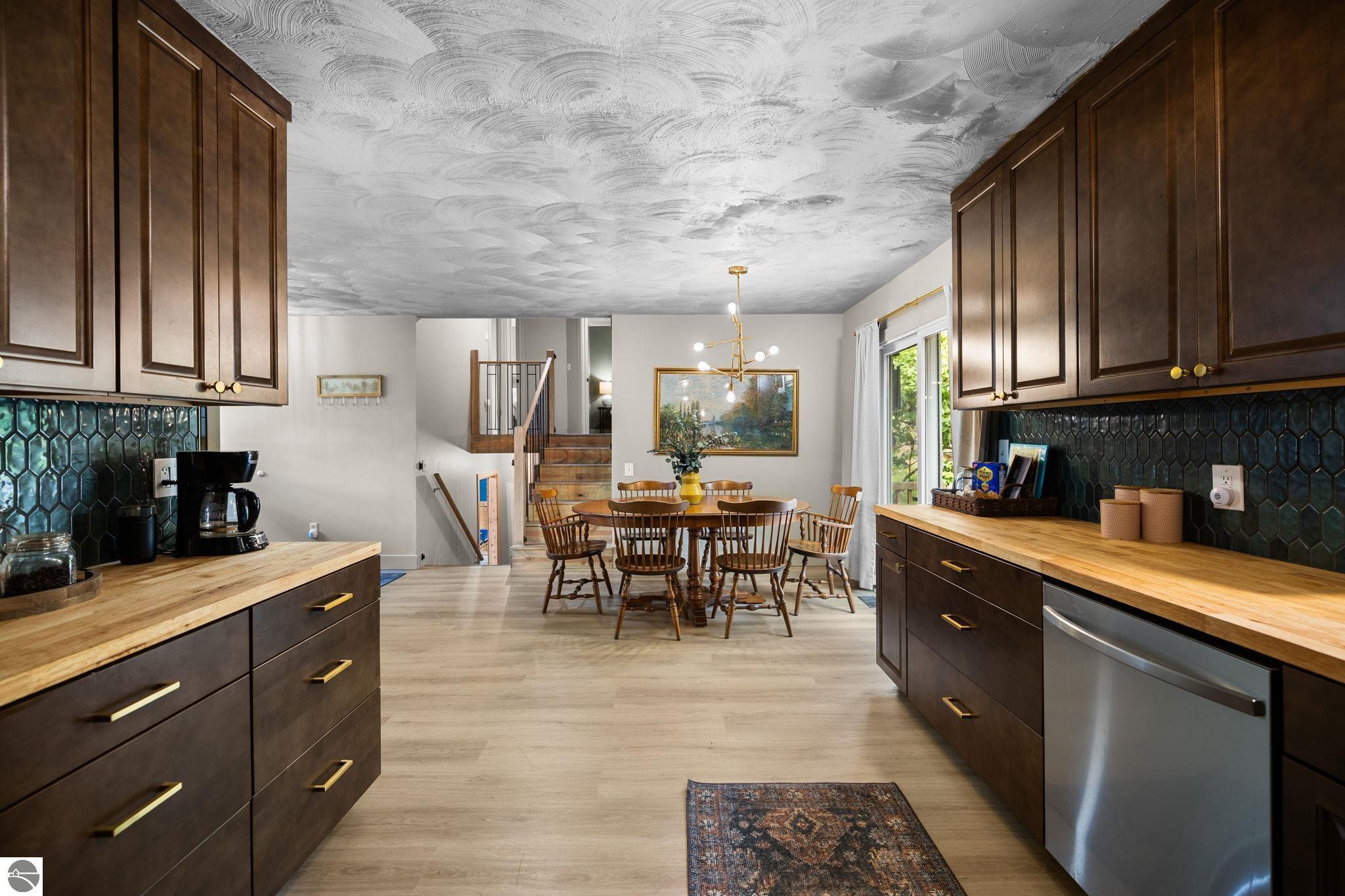 7297 Whispering Hills