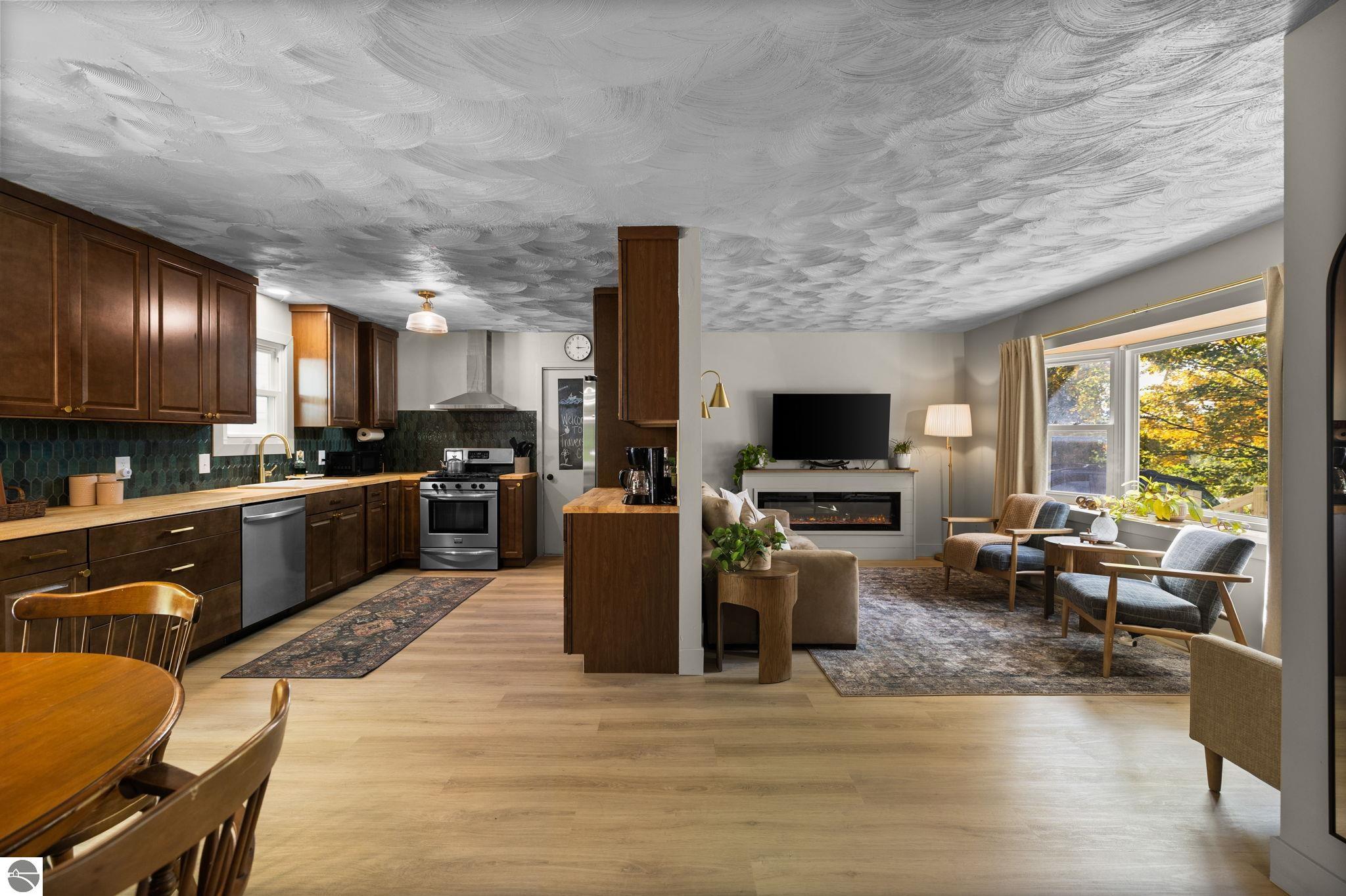 7297 Whispering Hills