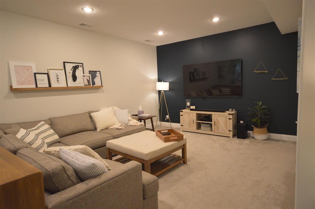 7442 E Meadows Drive