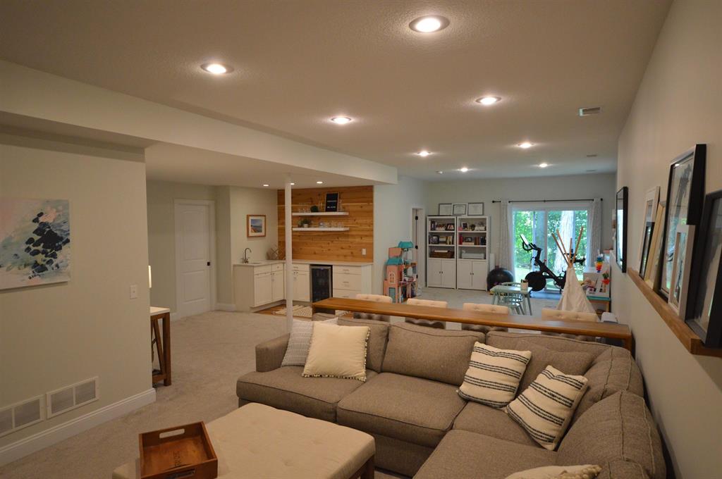 7442 E Meadows Drive