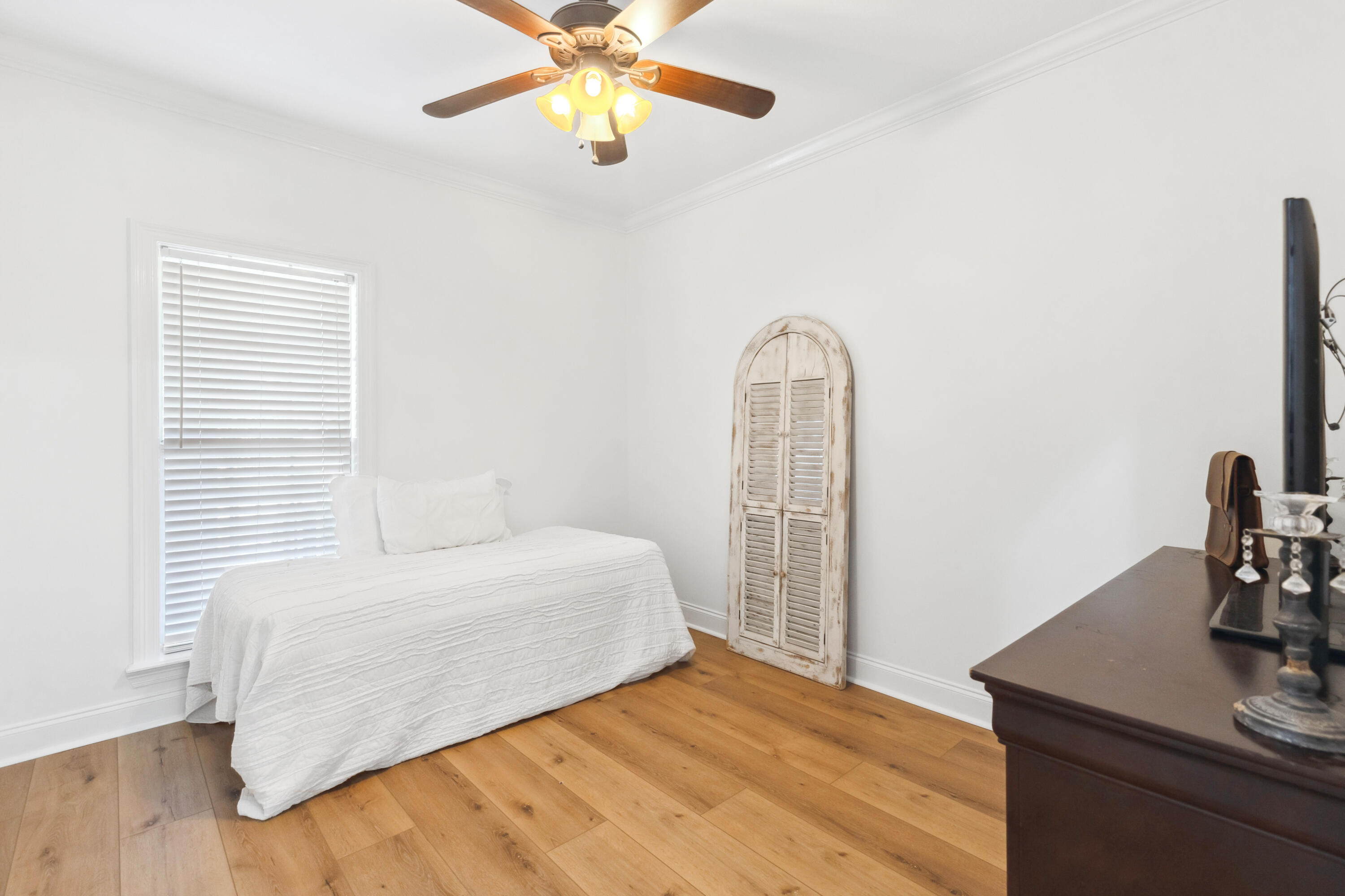 5 Falcon Point
