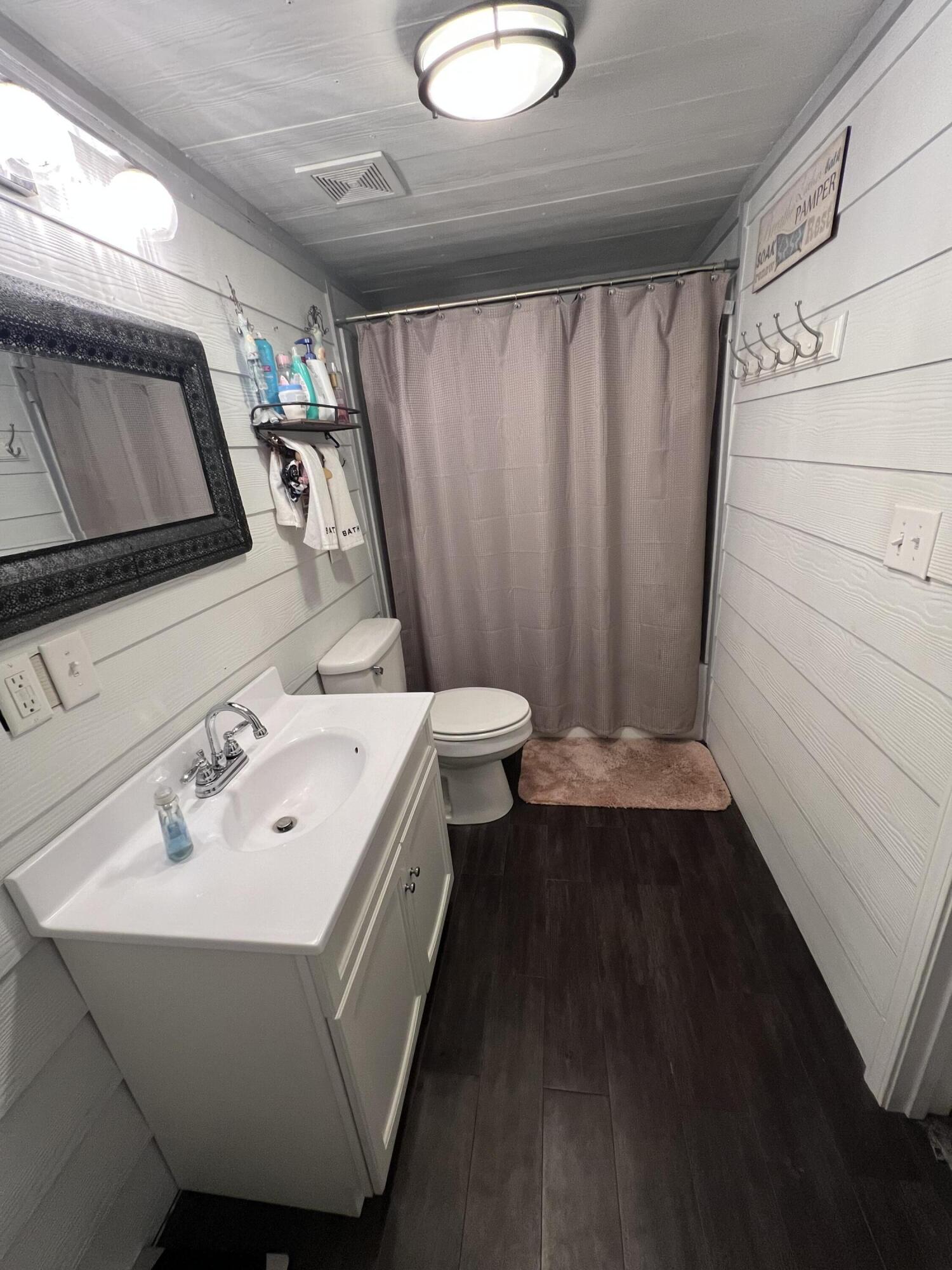 910 Sunset Cir., Columbia