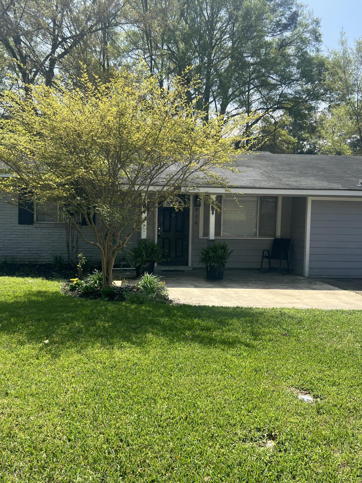 910 Sunset Cir., Columbia
