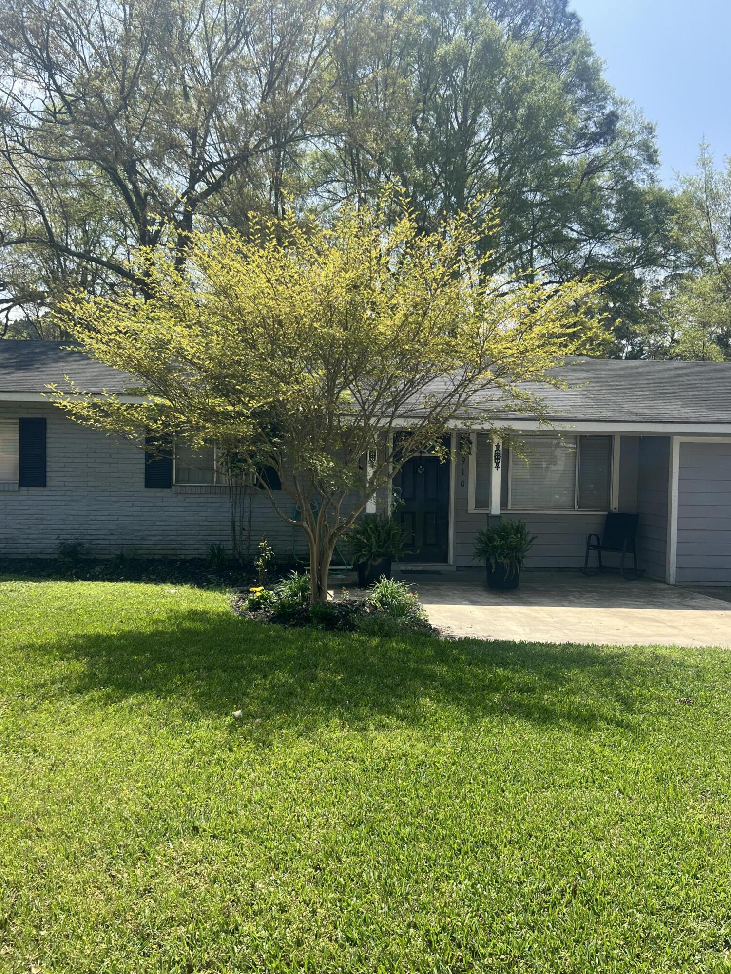 910 Sunset Cir., Columbia