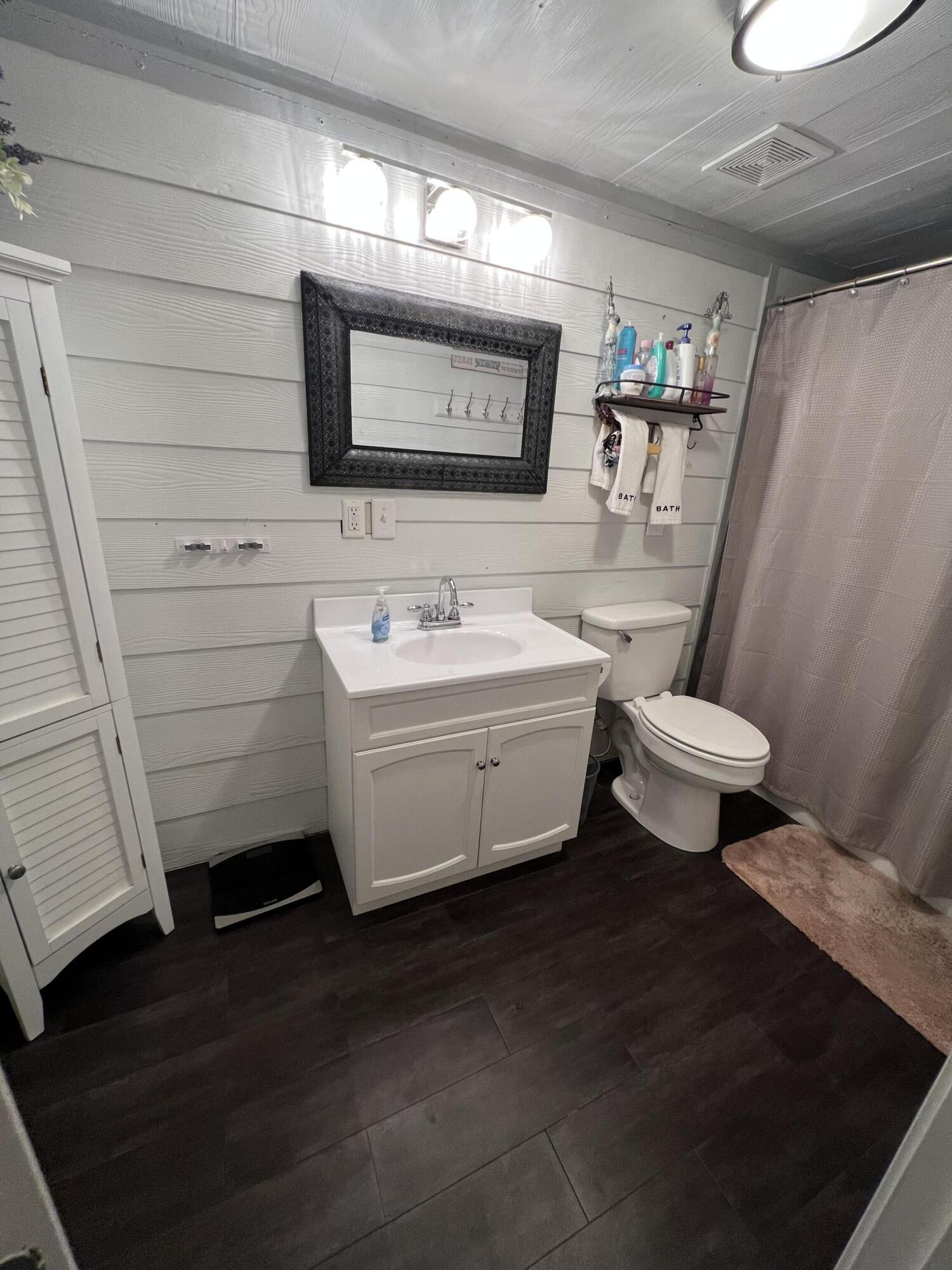910 Sunset Cir., Columbia