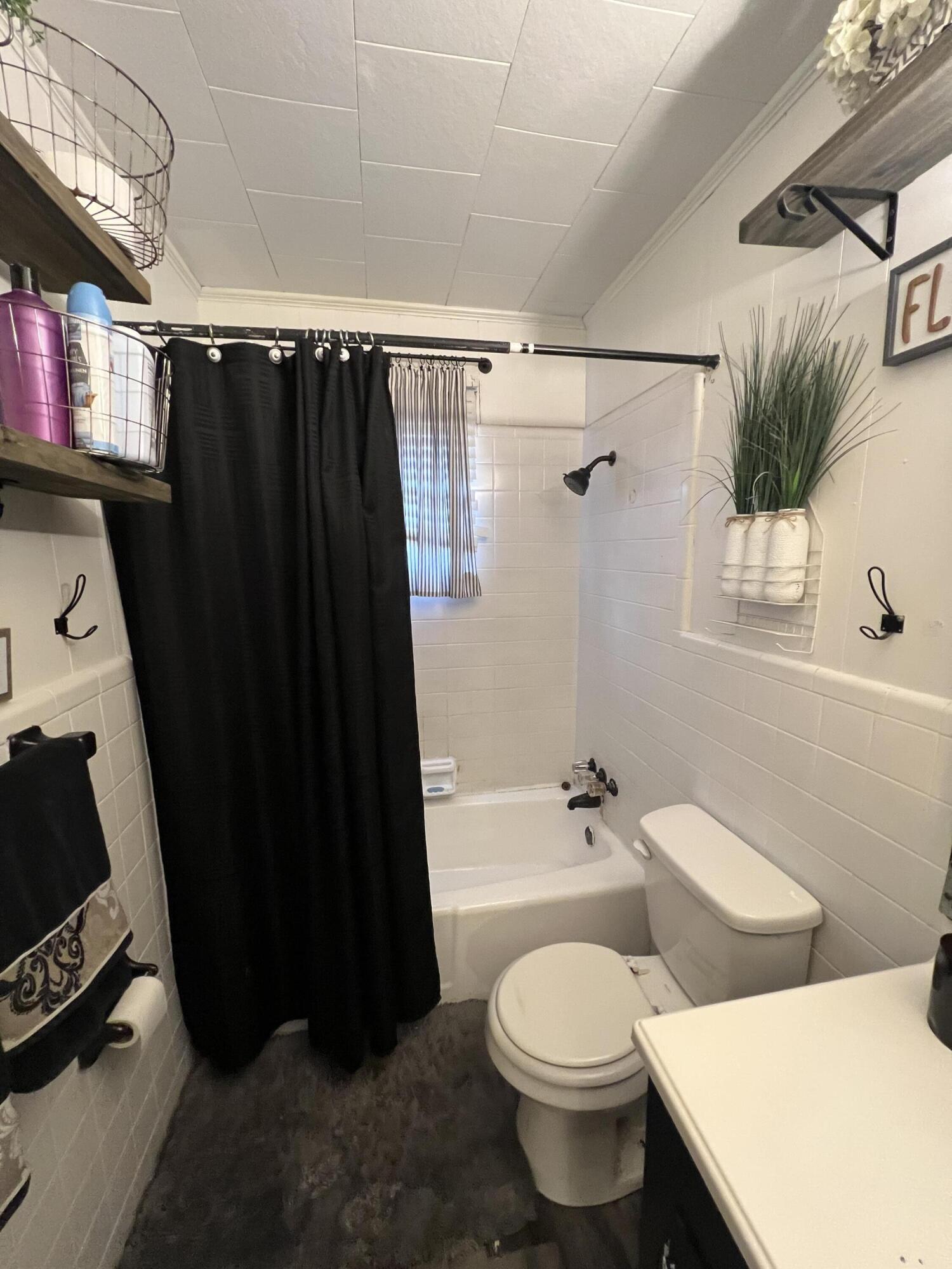 910 Sunset Cir., Columbia