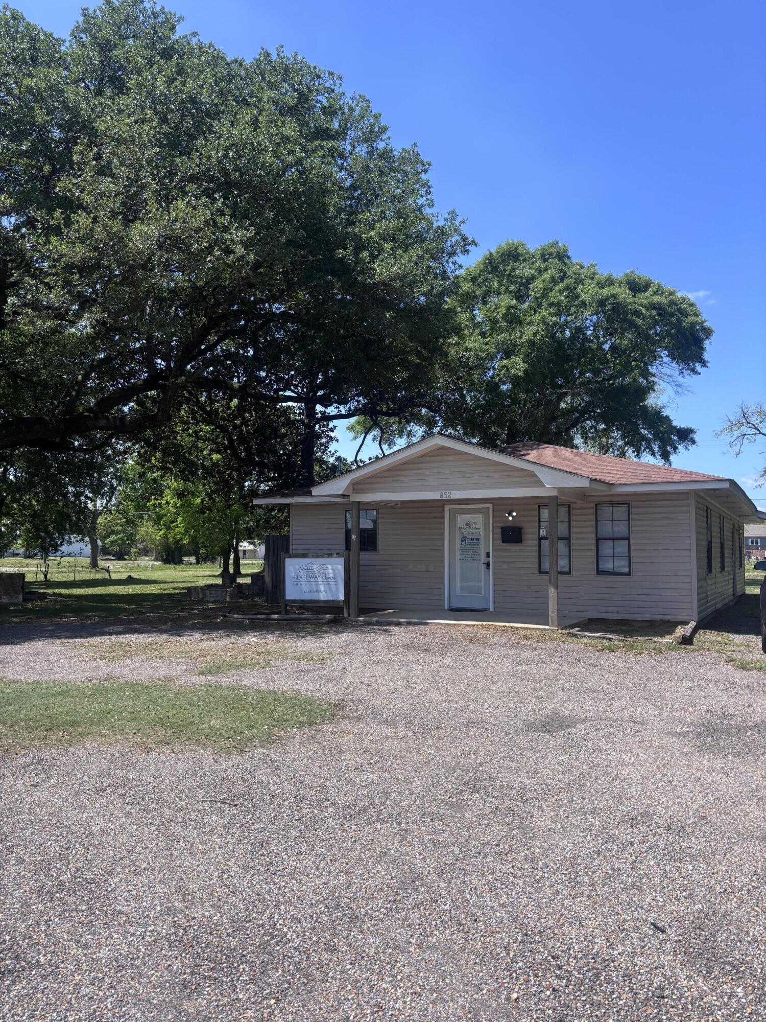 852 Ellisville Blvd.