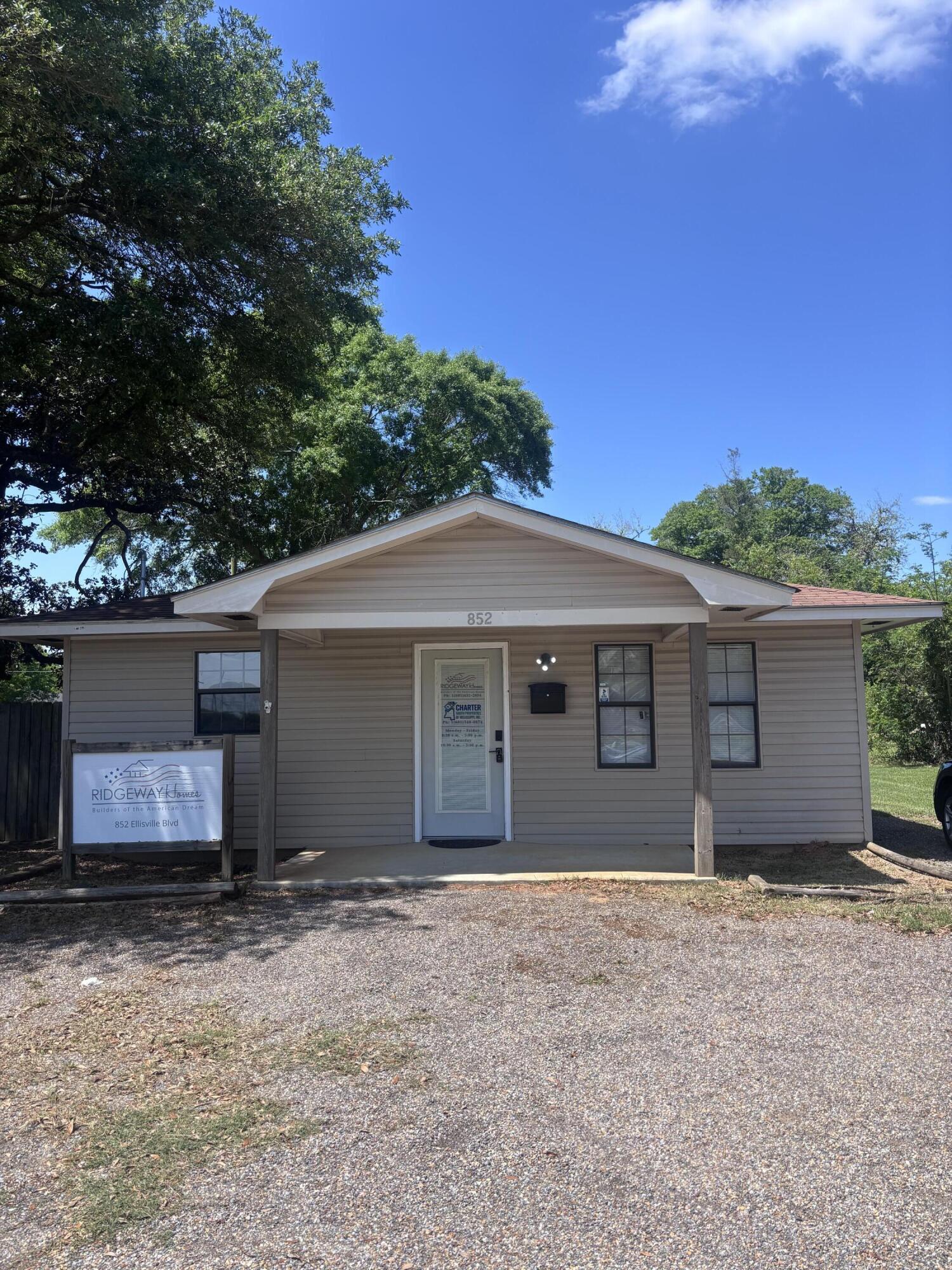 852 Ellisville Blvd.