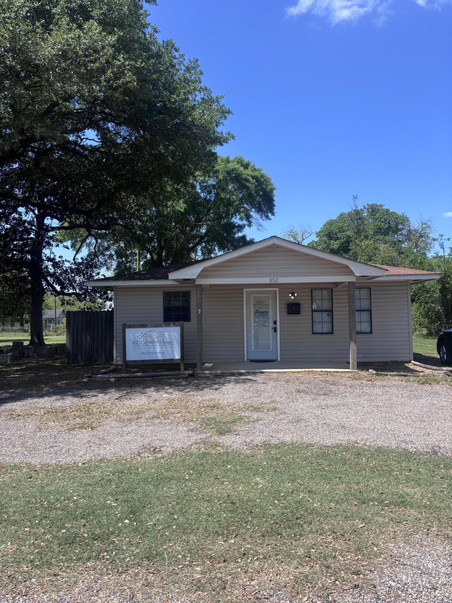 852 Ellisville Blvd.