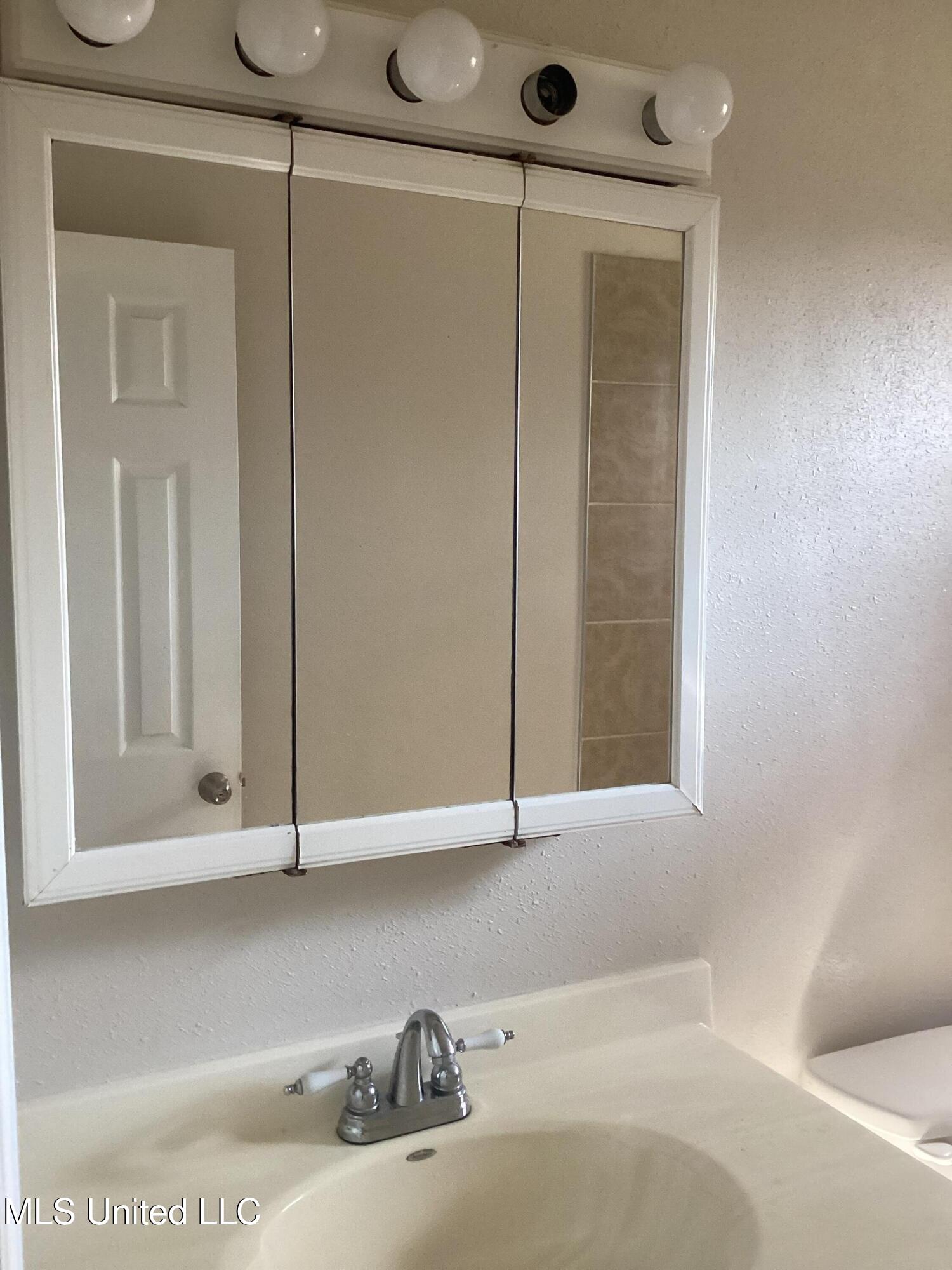 5621 Picadilly Circus Circle