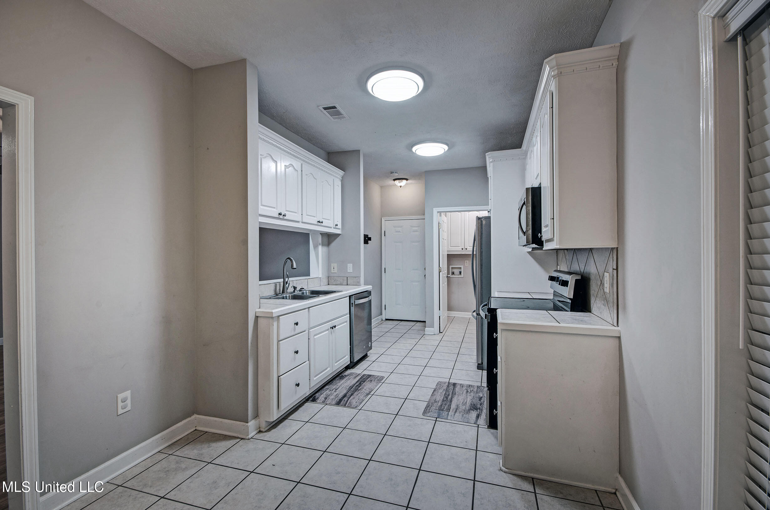 2017 Rolling Hill Drive