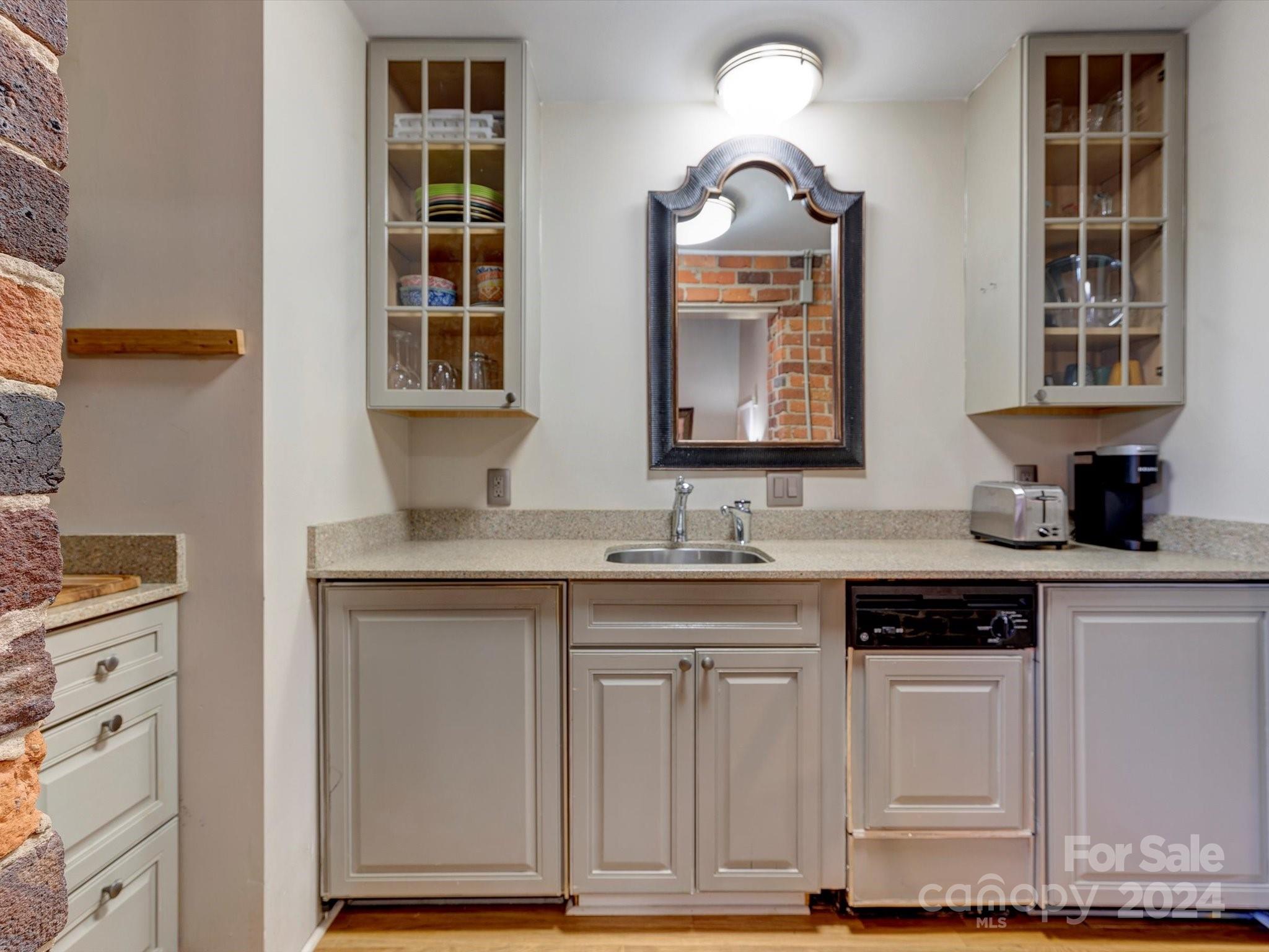 229 N Poplar Street Unit: 8