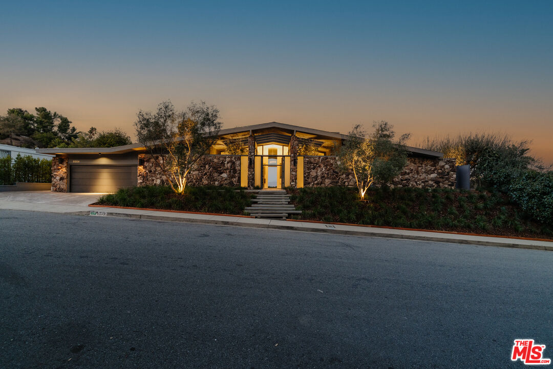 8559 Edwin Dr