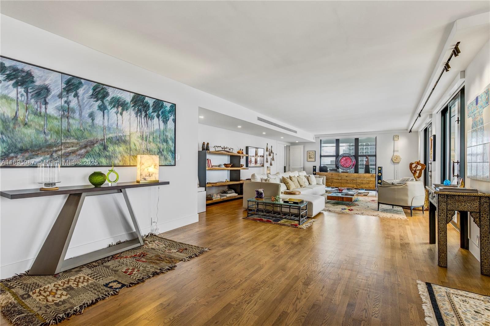 5500 Collins Ave # 1104