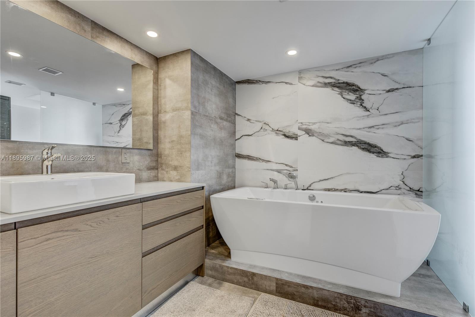 5500 Collins Ave # 1104