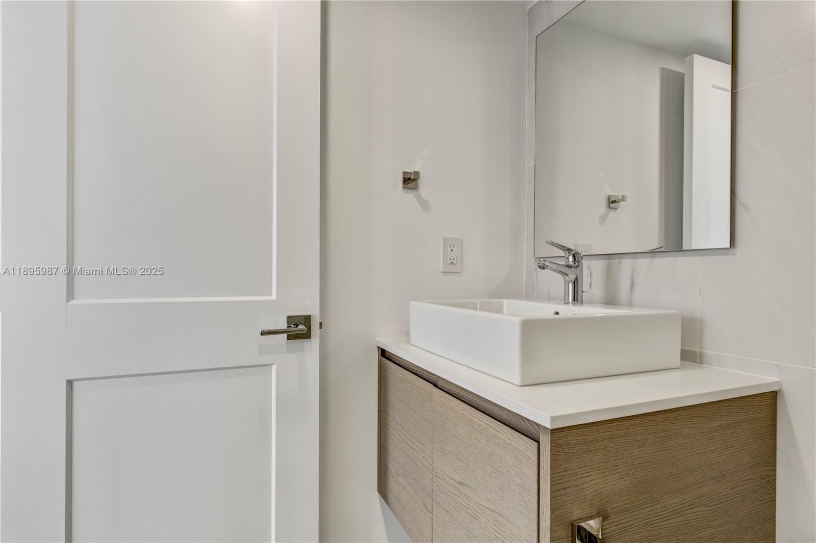 5500 Collins Ave # 1104