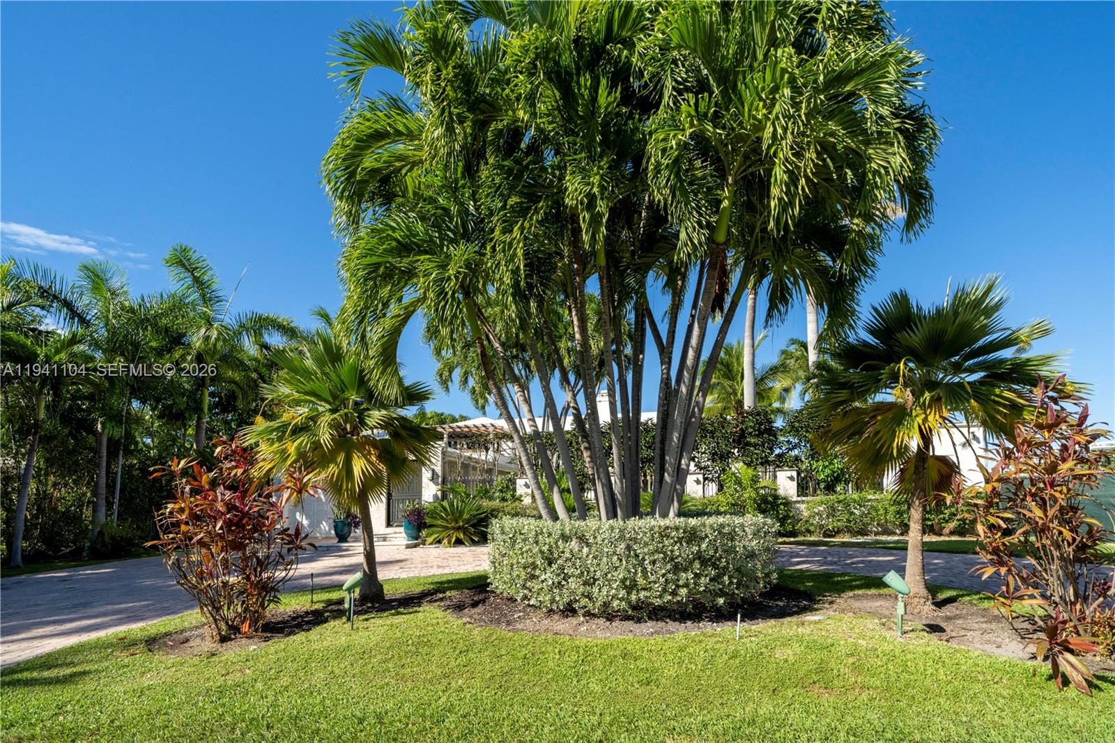 6465 Pine Tree Drive Cir