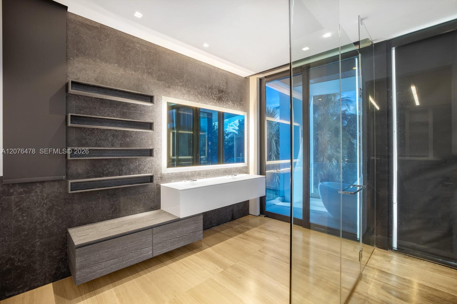 528 Lakeview Ct