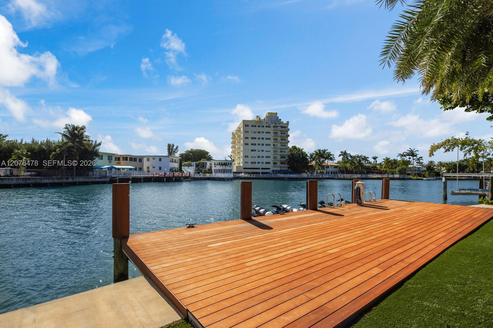 528 Lakeview Ct