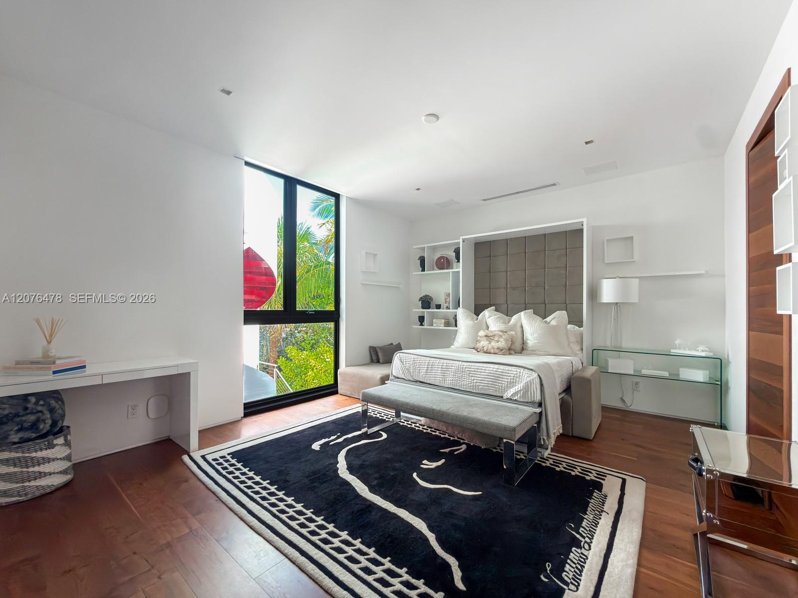 528 Lakeview Ct