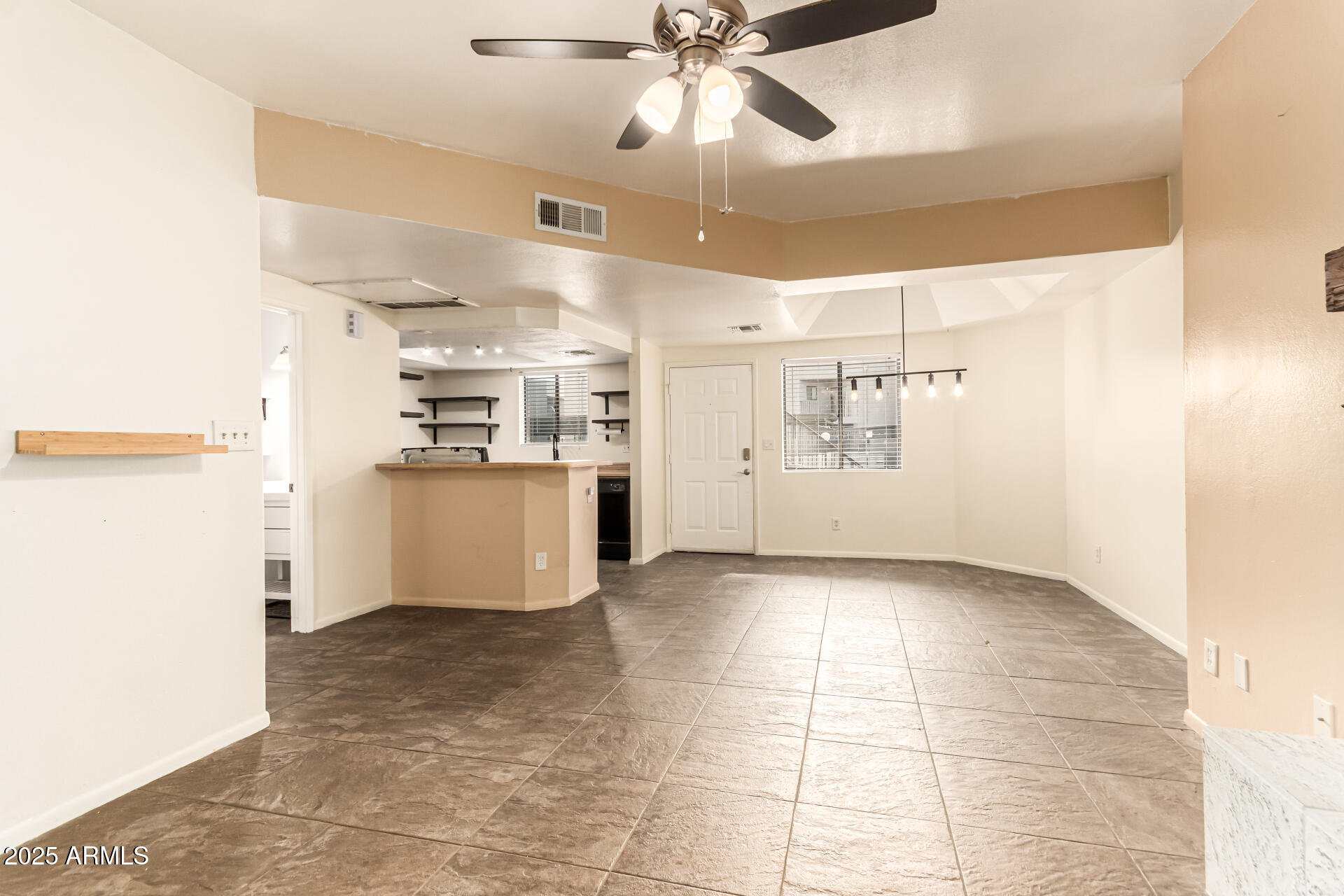 1352 E HIGHLAND Avenue, 117