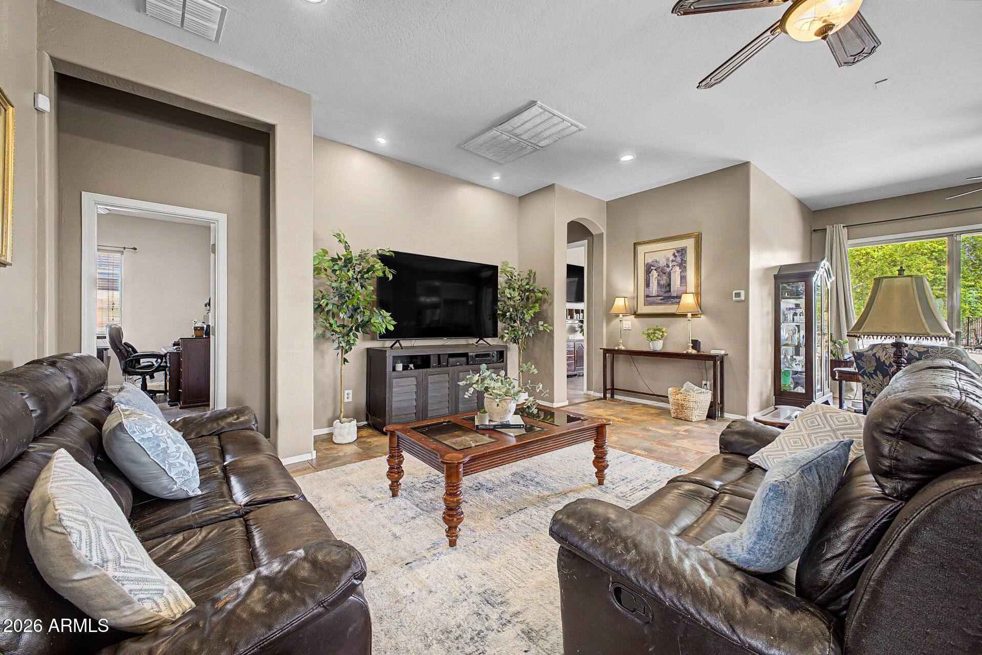8602 W HELEN Lane