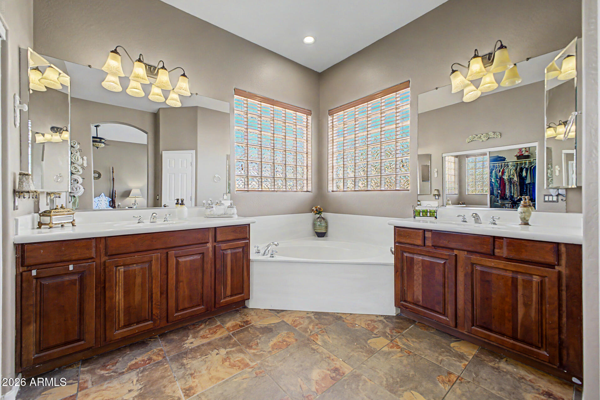 8602 W HELEN Lane