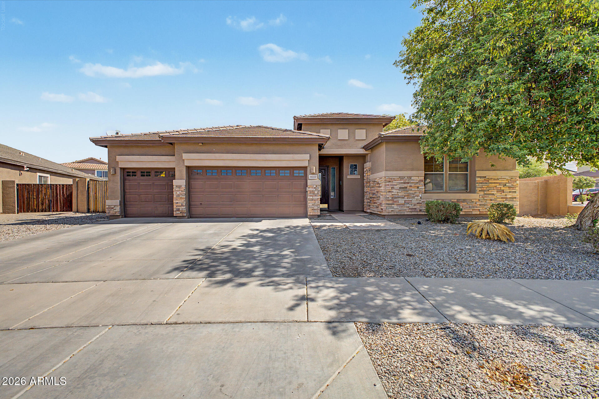8602 W HELEN Lane