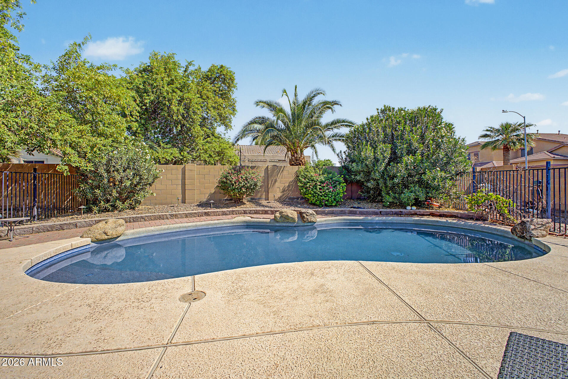 8602 W HELEN Lane