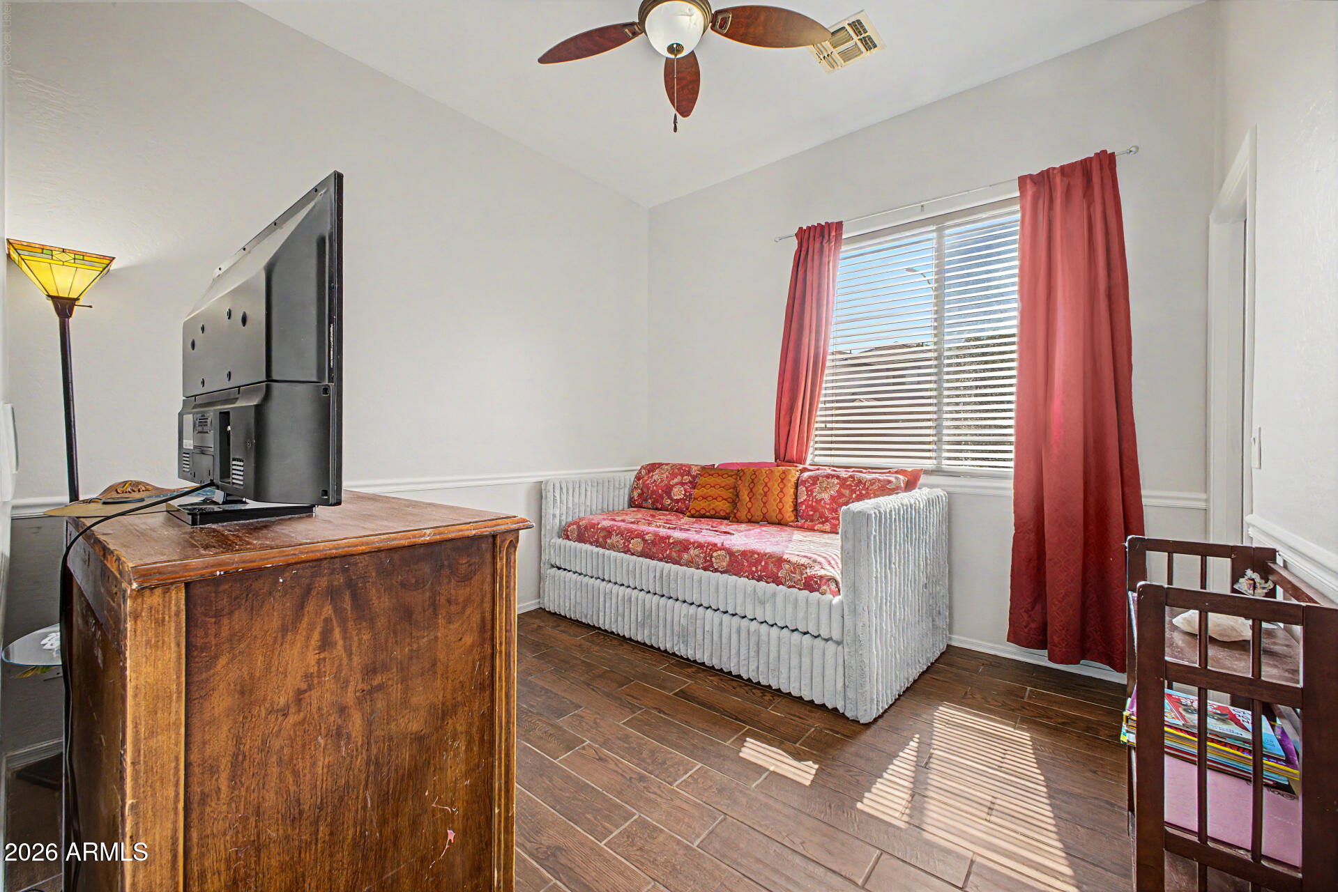 8602 W HELEN Lane