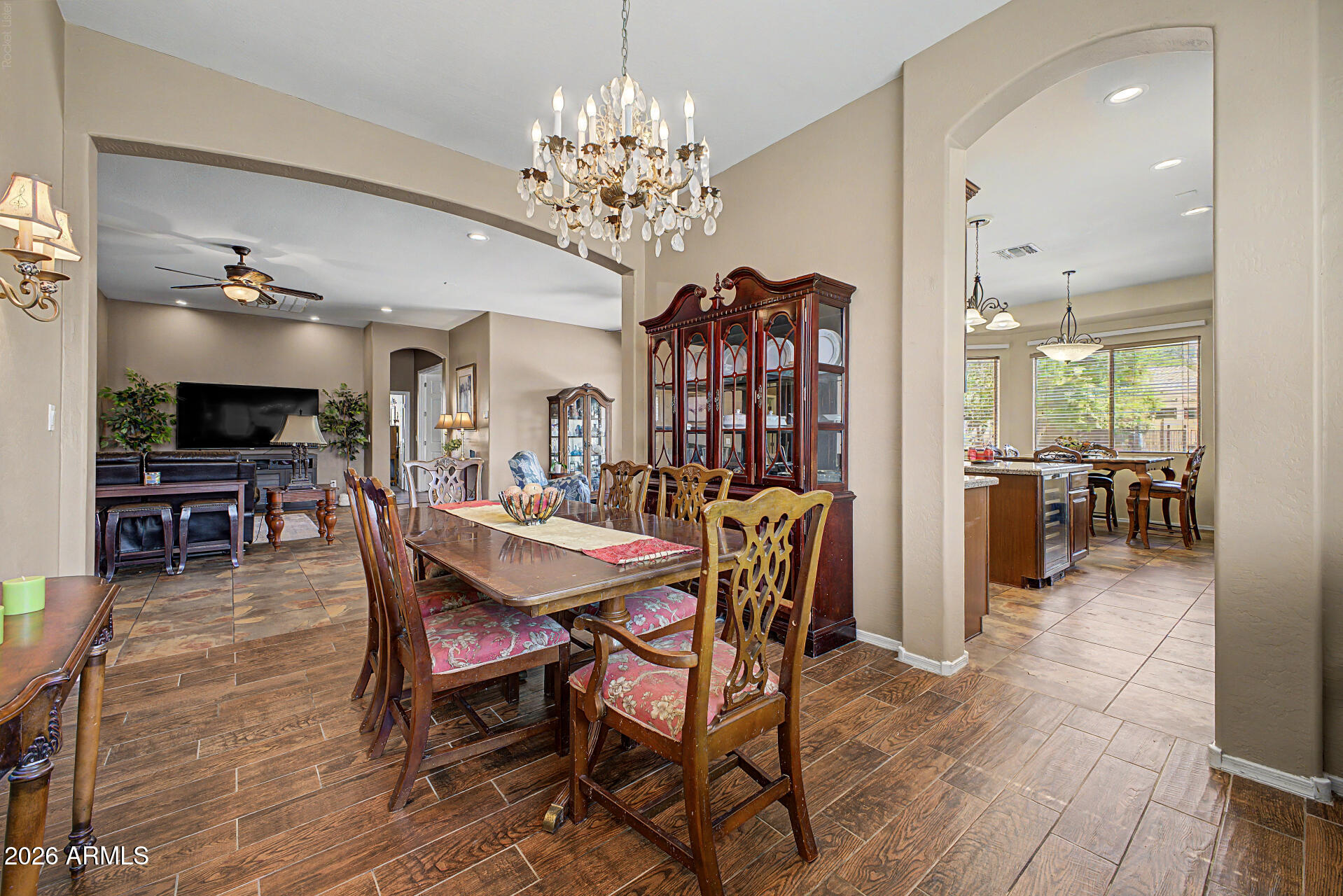 8602 W HELEN Lane