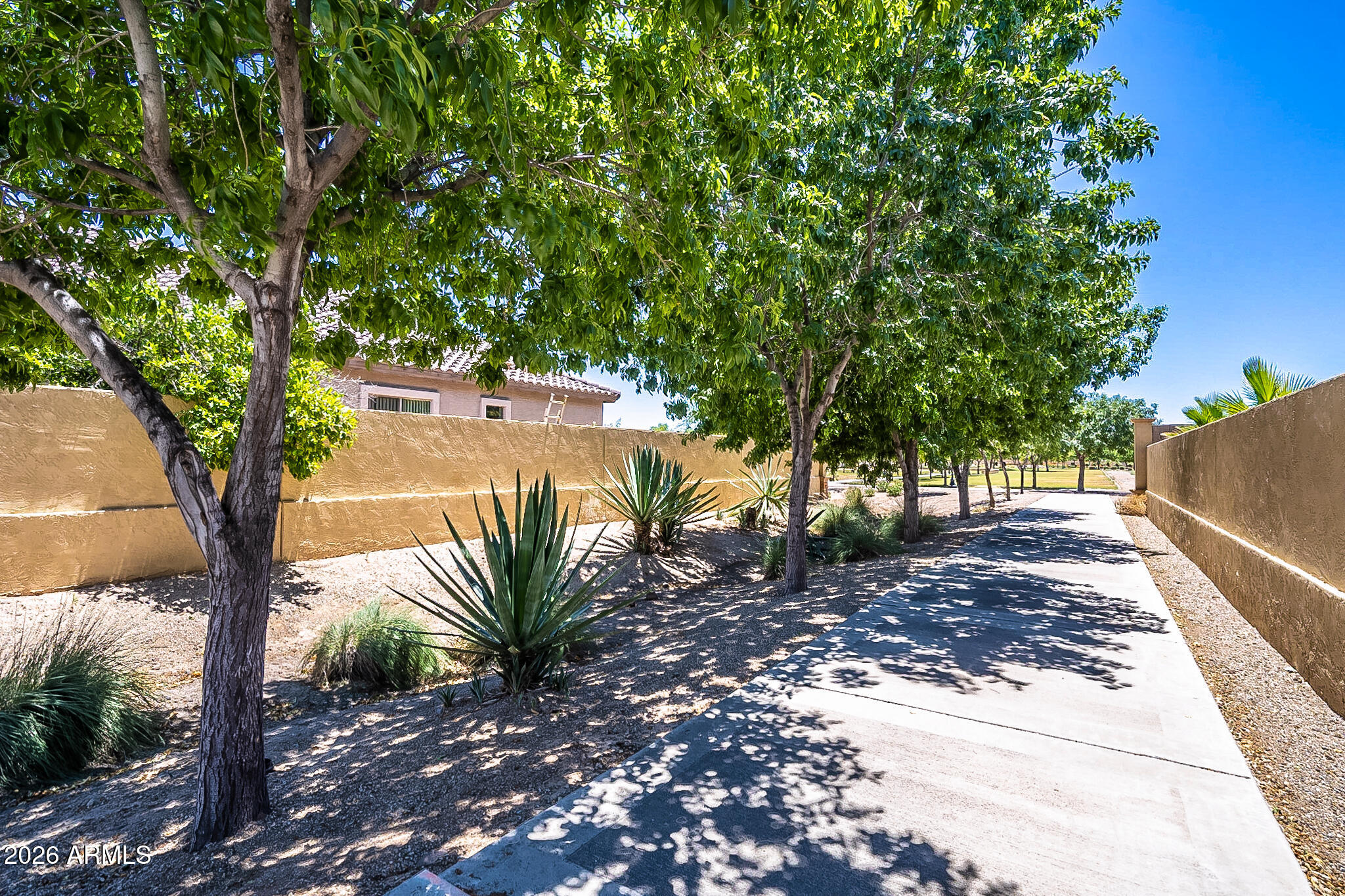 8602 W HELEN Lane