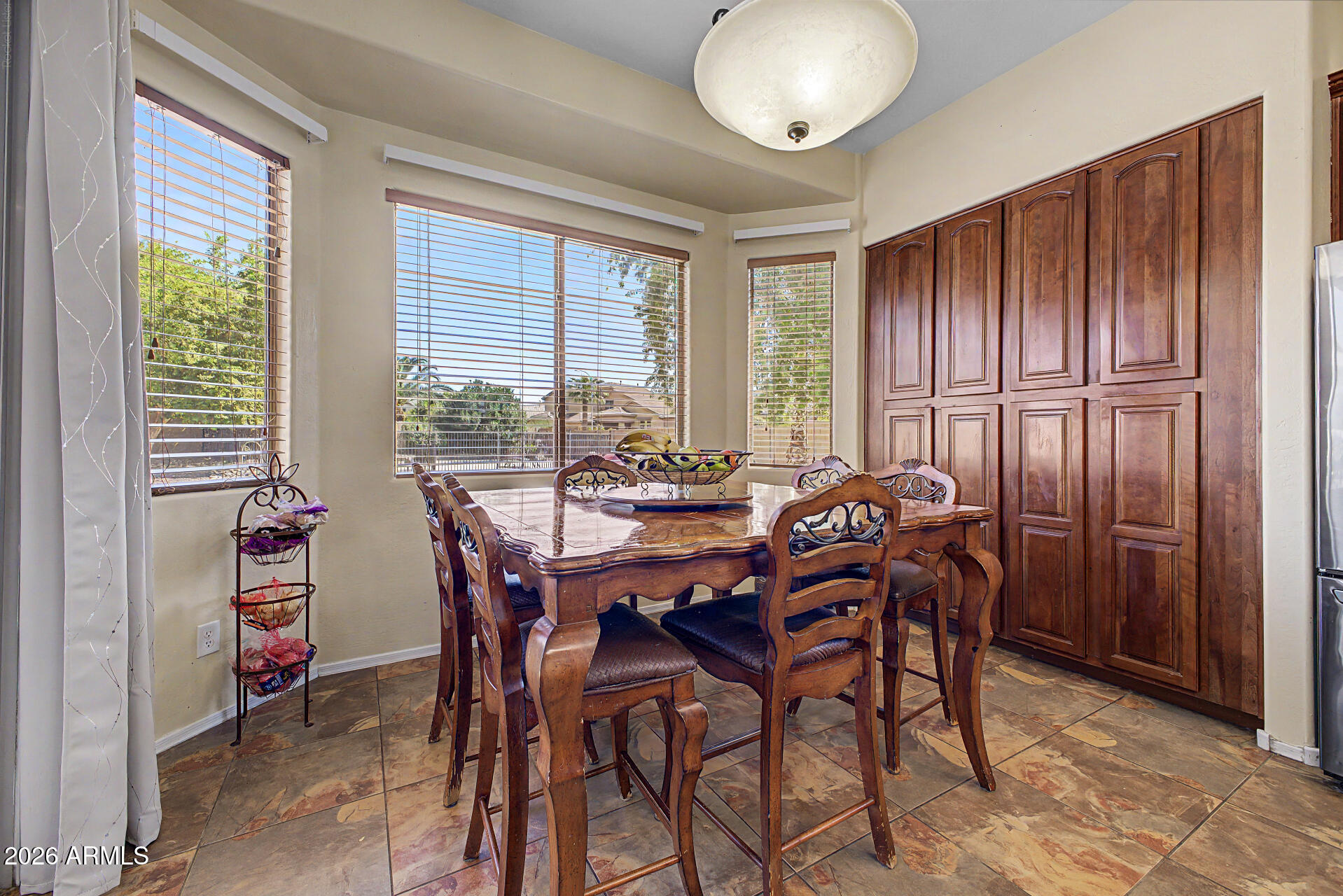 8602 W HELEN Lane