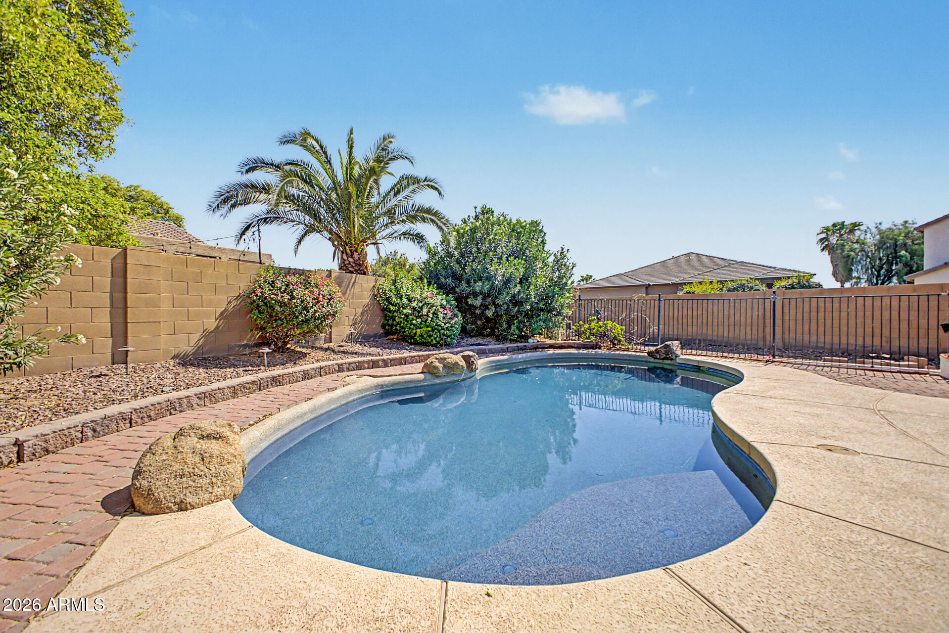 8602 W HELEN Lane