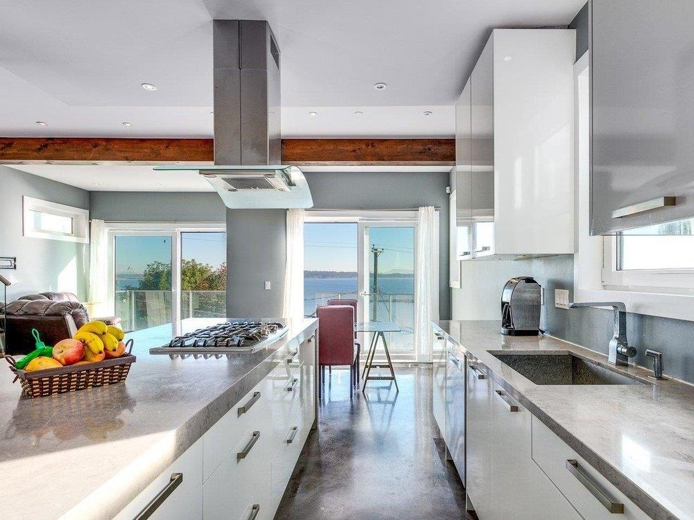 15061 VICTORIA AVENUE