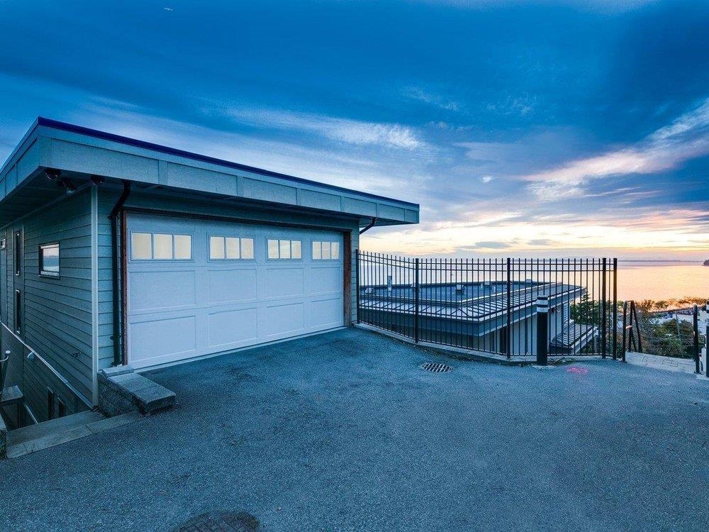 15061 VICTORIA AVENUE