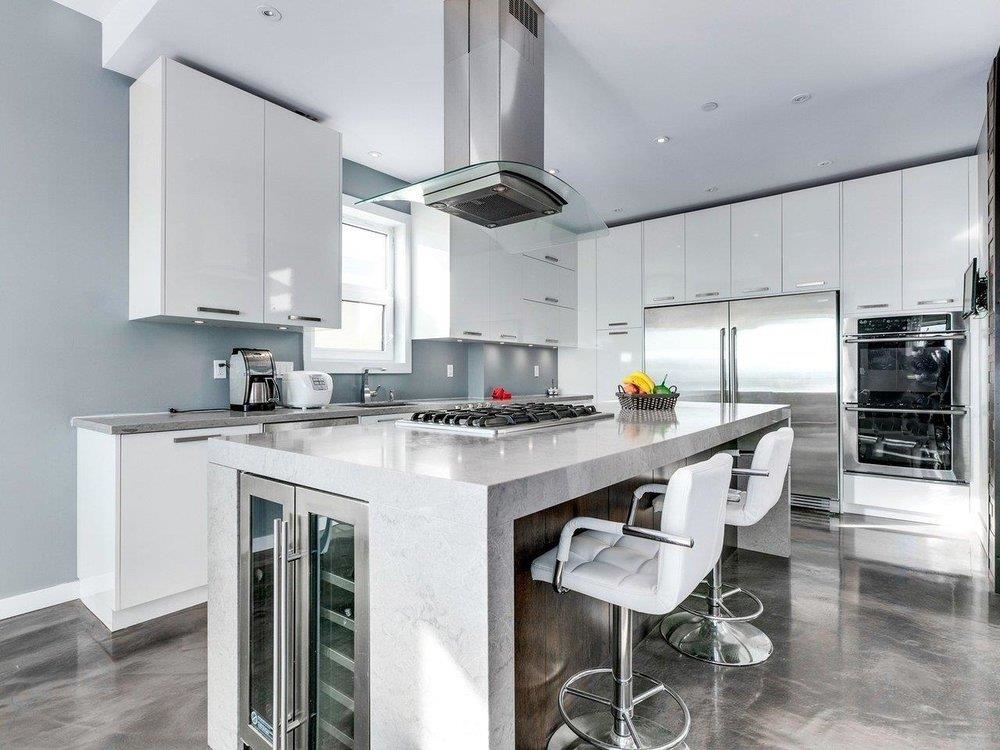 15061 VICTORIA AVENUE