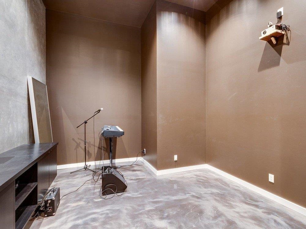 15061 VICTORIA AVENUE