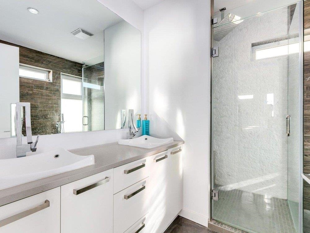 15061 VICTORIA AVENUE