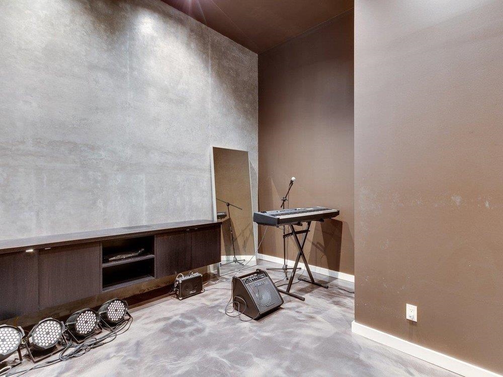 15061 VICTORIA AVENUE