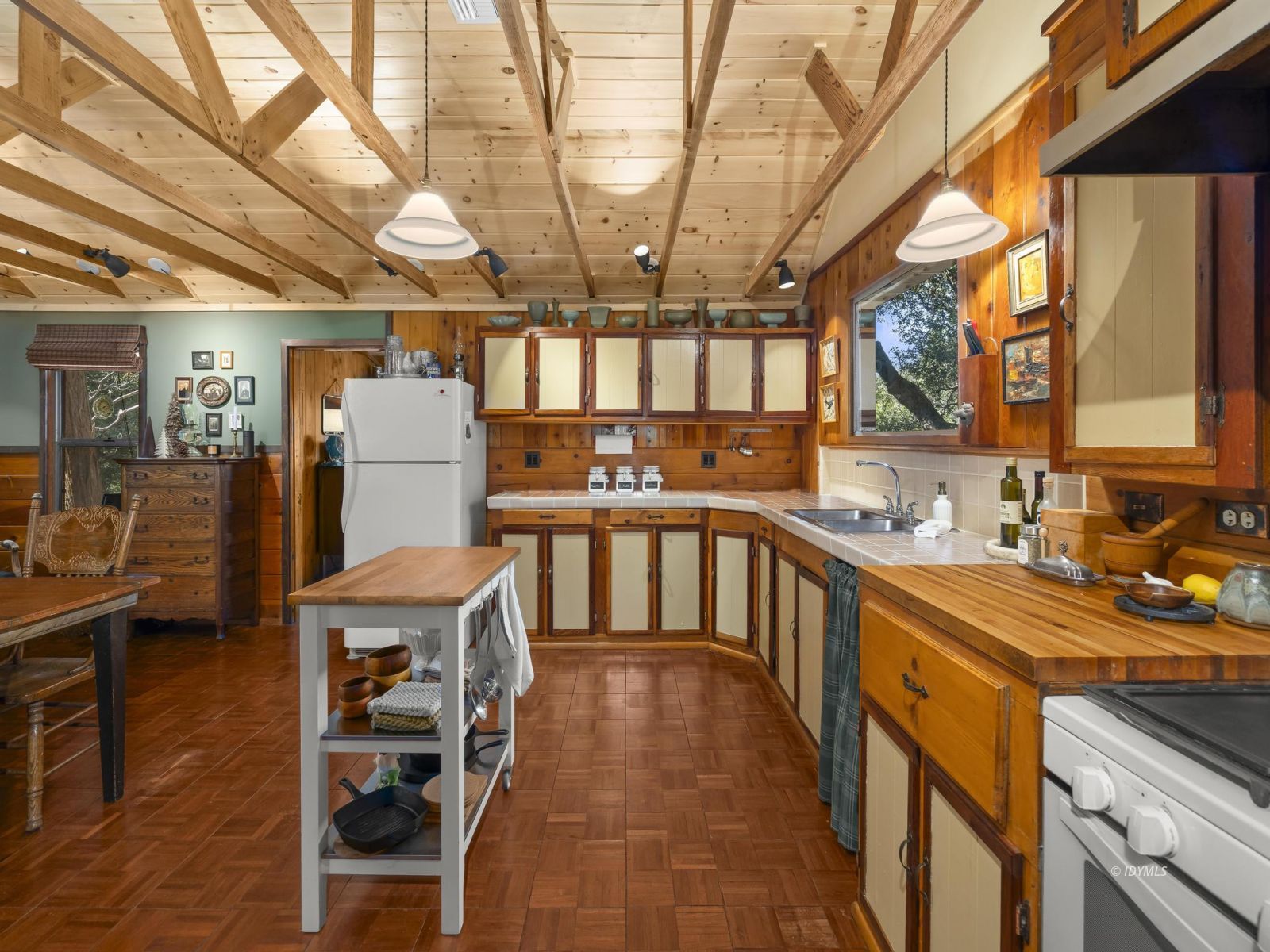 53241 Middle Ridge Dr