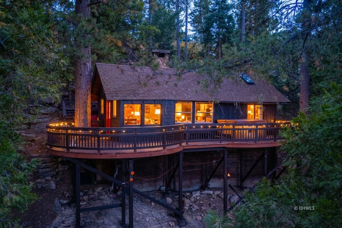 52983 Cedar Crest