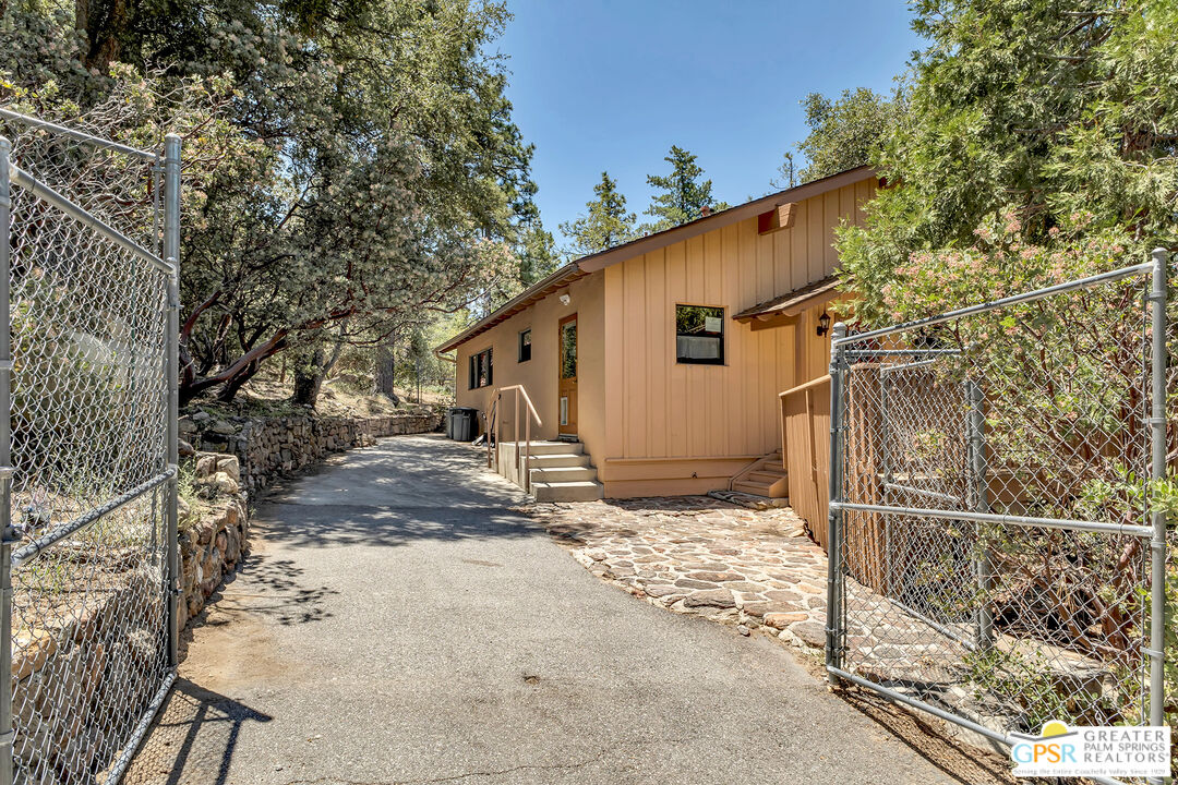 26540 Crestview Dr